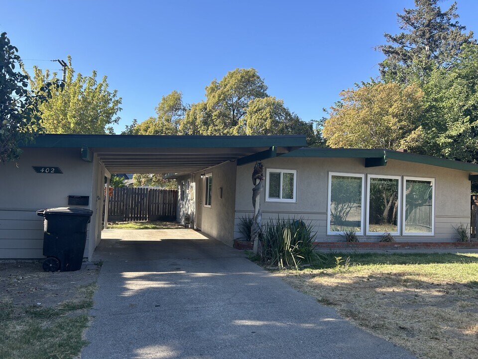 402 Helen Ave in Modesto, CA - Building Photo