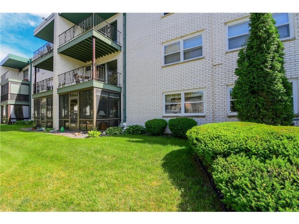 2710 Dale St N in Roseville, MN - Building Photo