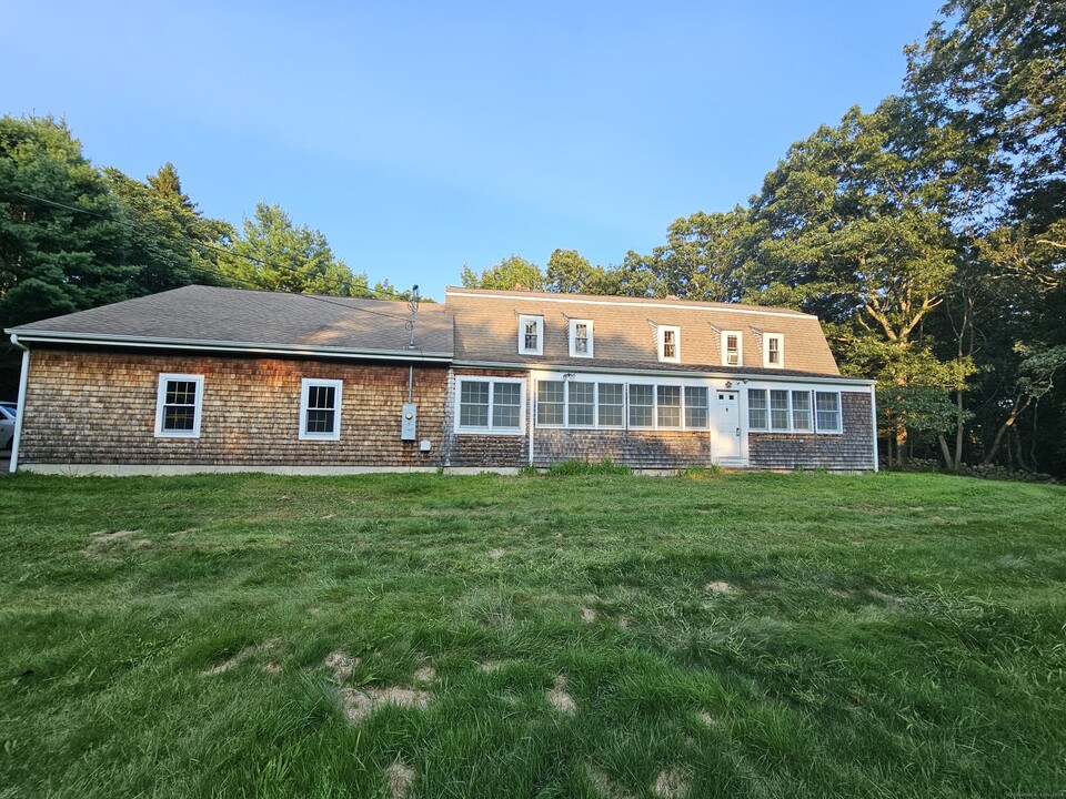 465 Boston Post Rd in Waterford, CT - Building Photo