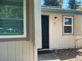 211 Stony Point Rd, Unit APT J in Santa Rosa, CA - Building Photo