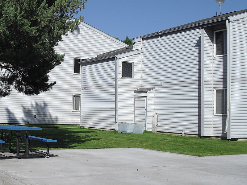 Pondside Gardens Apartments in St Anthony, ID - Building Photo