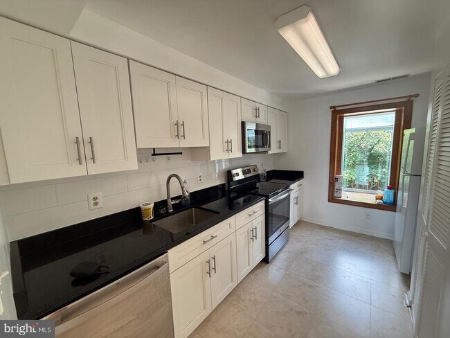 922 Montgomery Ave in Bryn Mawr, PA - Building Photo - Building Photo