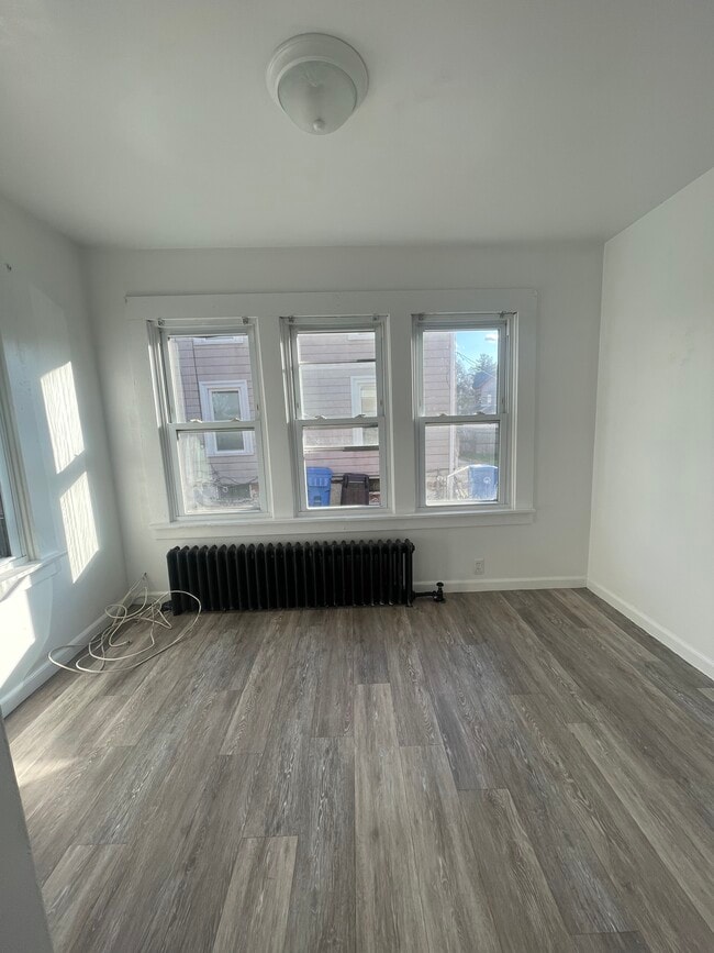 255 Glen St, Unit Studio in New Britain, CT - Foto de edificio - Building Photo