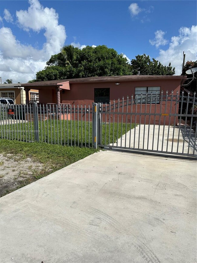 881 NW 116th Terrace in Miami, FL - Foto de edificio - Building Photo