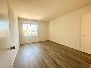 Woodman Oaks Apartments in Sherman Oaks, CA - Foto de edificio - Building Photo