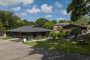 Richmond Hills Apartments in Grand Rapids, MI - Building Photo