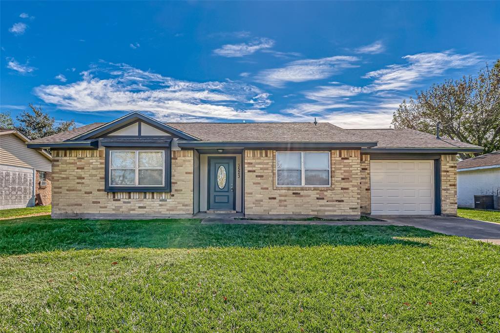 3323 Beasley Ave in Needville, TX - Foto de edificio