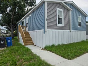 104 Bush Ln in Town 'n' Country, FL - Foto de edificio - Building Photo