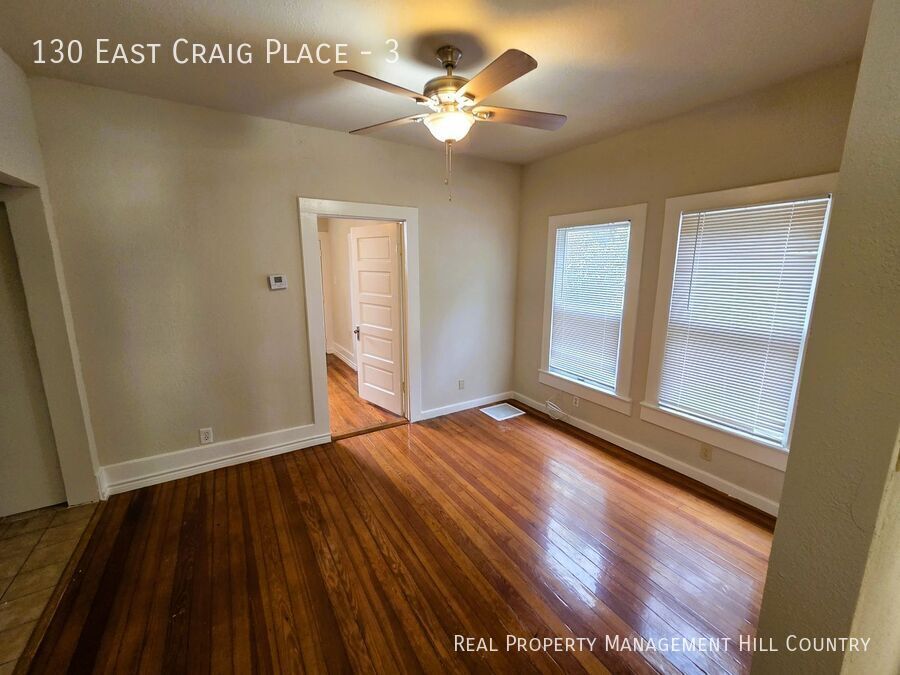 130 E Craig Pl in San Antonio, TX - Building Photo