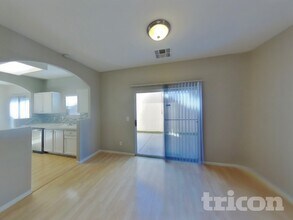 1445 Little Spring Ct in Las Vegas, NV - Foto de edificio - Building Photo