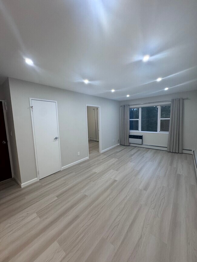 3035 70th St, Unit 3rd Floor