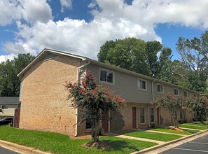 Spacious, affordable two bedroom townhouse in Charlotte, NC - Foto de edificio - Building Photo