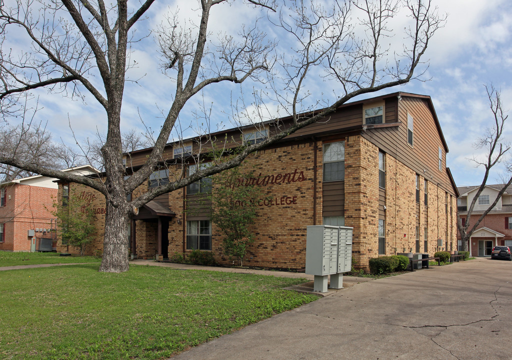 College Terrace in Waxahachie, TX - Building Photo