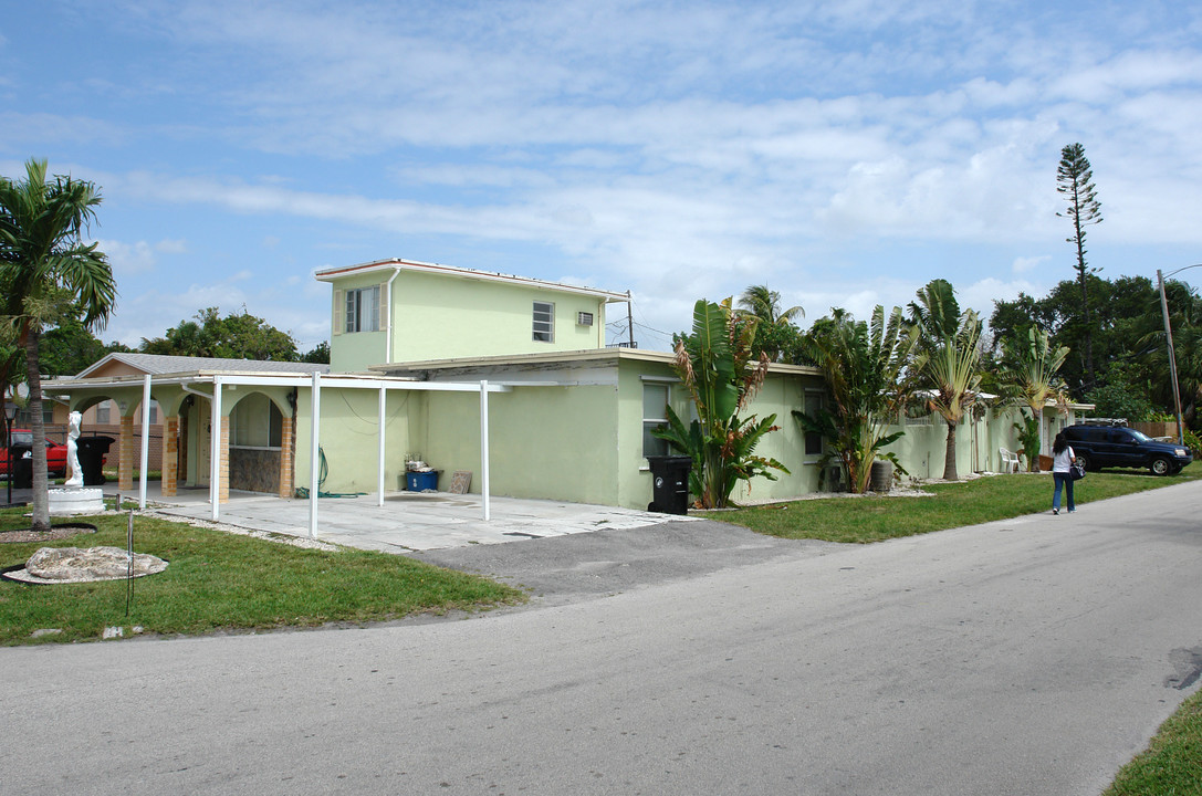 1301 SW 30th St in Fort Lauderdale, FL - Building Photo