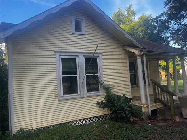 property at 701 S Oak St