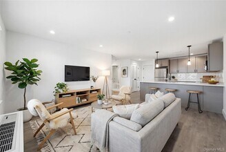 180 Deer Park Ave, Unit 201 in Babylon, NY - Building Photo - Building Photo