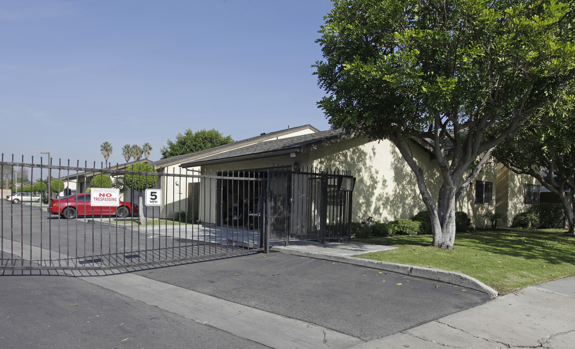 3551-3579 W Savanna St in Anaheim, CA - Foto de edificio