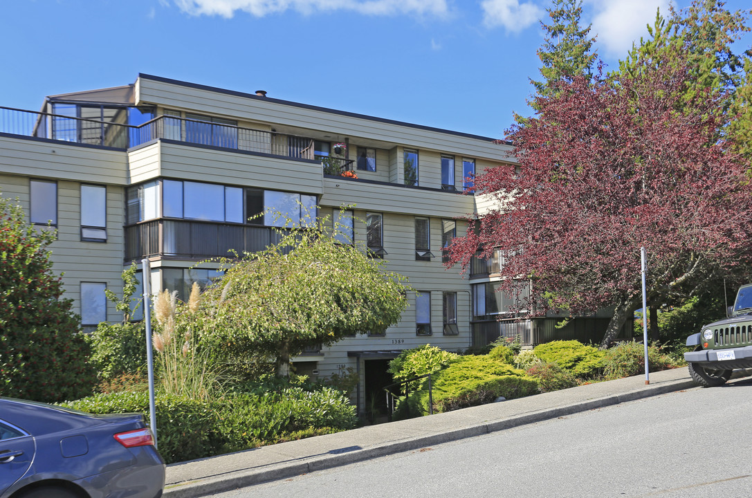 Hillside House in White Rock, BC - Building Photo