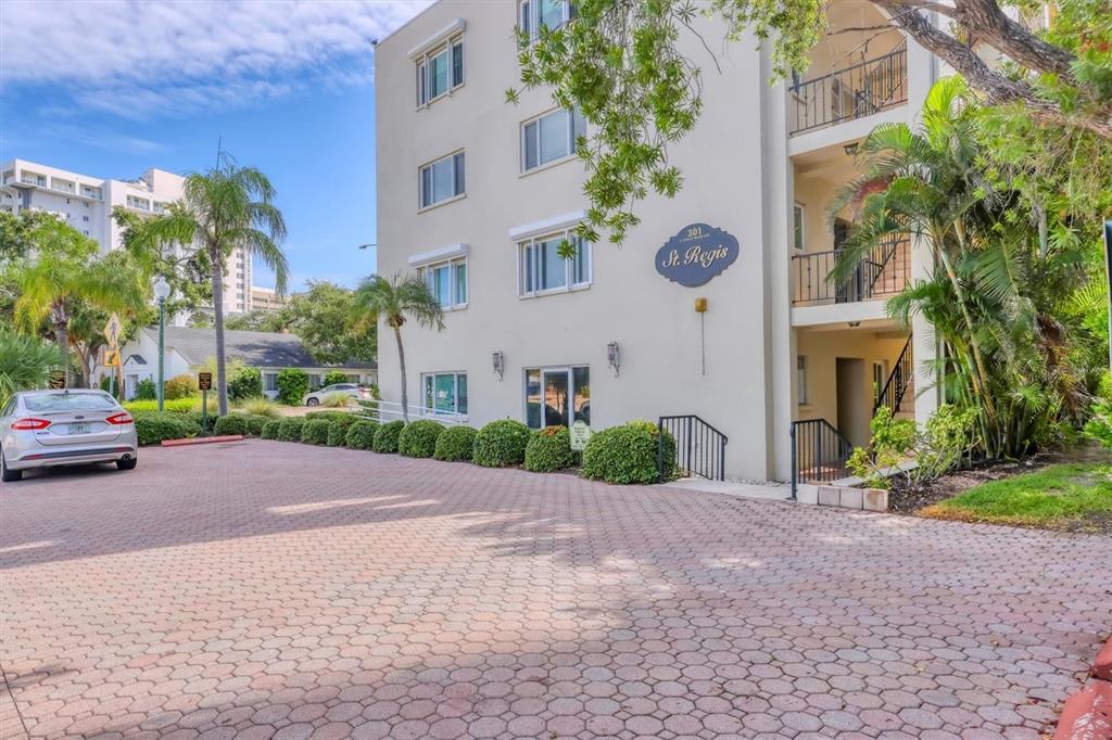 301 S Gulfstream Ave in Sarasota, FL - Building Photo