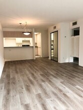 Woodman Oaks Apartments in Sherman Oaks, CA - Foto de edificio - Building Photo