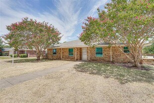 1418 Ridge Dr in Midlothian, TX - Building Photo