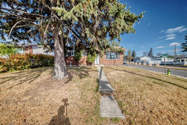 4752 Memorial Dr in Calgary, AB - Building Photo - Building Photo