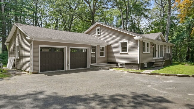 240 Great Plain Rd in Danbury, CT - Building Photo - Building Photo