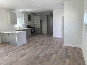 19507 Enadia Way in Reseda, CA - Foto de edificio - Building Photo