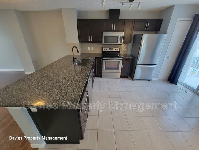 9151 Shaw Way SW in Edmonton, AB - Building Photo - Building Photo