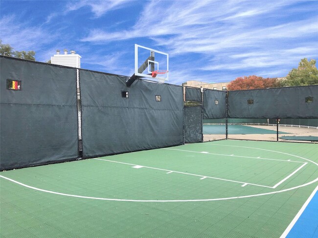 241 Oak Park Dr in Queens, NY - Building Photo - Building Photo