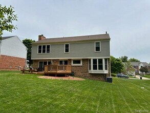 1141 Sandy Ridge Dr in Rochester Hills, MI - Foto de edificio - Building Photo