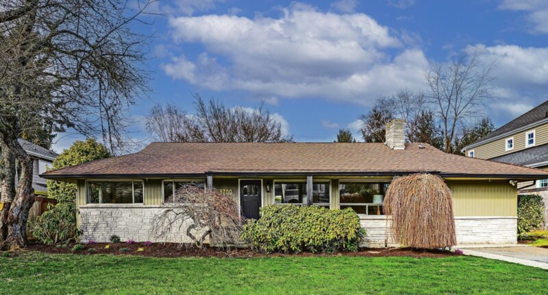 9700 NE 27th St in Clyde Hill, WA - Building Photo