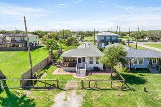 1307 S Live Oak St in Rockport, TX - Building Photo - Building Photo