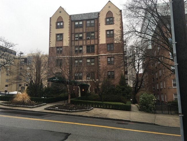 42 Barker Ave, Unit 6F in White Plains, NY - Building Photo - Building Photo