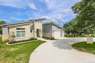 1314 Clayton Nolen Dr in Horseshoe Bay, TX - Foto de edificio - Building Photo