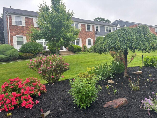 51 Doxbury Ln in Suffern, NY - Building Photo - Building Photo