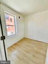 240 W Glenwood Ave in Philadelphia, PA - Building Photo