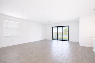 18680 Ives Dr in Estero, FL - Foto de edificio - Building Photo