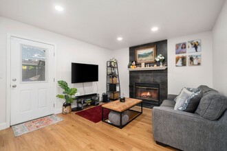 6780 Koster Way in Elk Grove, CA - Building Photo - Building Photo