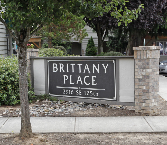 Brittany Place in Portland, OR - Building Photo - Building Photo