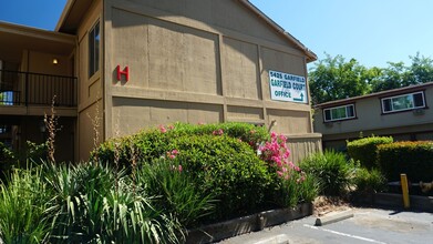 Garfield Court Apartments in Sacramento, CA - Foto de edificio - Building Photo