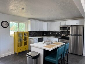 883 E Sego Lily Dr, Unit Bedroom 1 in Sandy, UT - Building Photo - Building Photo