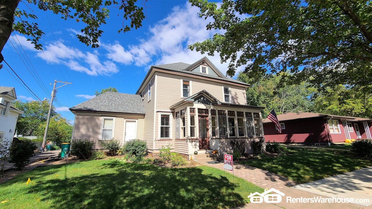319 Myrtle St in Hudson, WI - Building Photo
