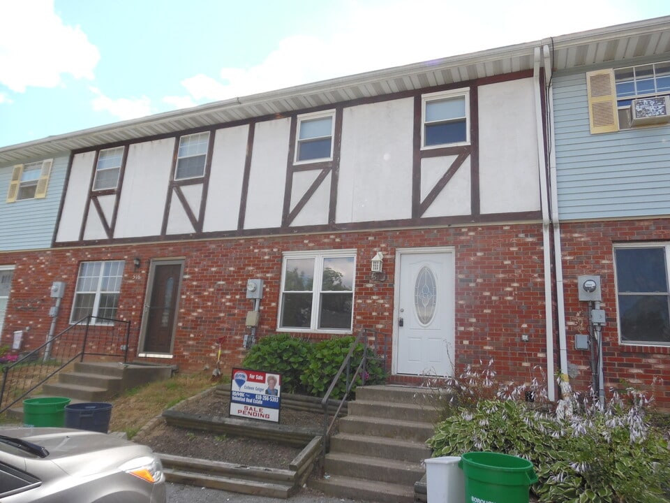 518 Old Forge Dr in Bath, PA - Building Photo