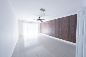 7327 Pepper Pike Dr in Hialeah, FL - Building Photo - Building Photo