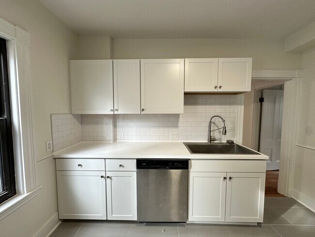 173 Everett St in Boston, MA - Building Photo - Building Photo