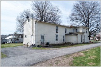 92 Lake St in Leroy, NY - Foto de edificio - Building Photo