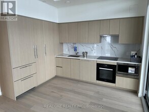 1 Concord Cityplace Wy in Toronto, ON - Building Photo - Building Photo