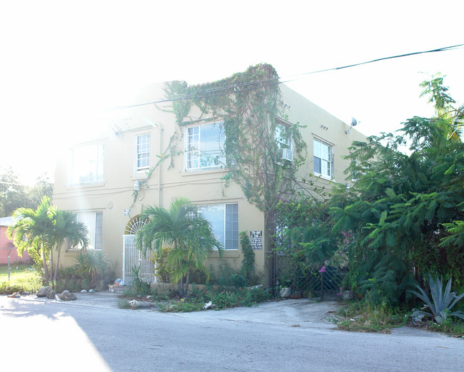 238 NE 58th St in Miami, FL - Foto de edificio - Building Photo