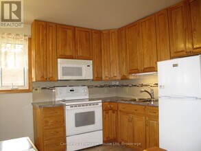 22 Louisa Dr in Guelph, ON - Building Photo - Building Photo